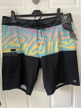 Billabong Airlite Men’s Black Boardshorts with Rainbow Wave Size 34